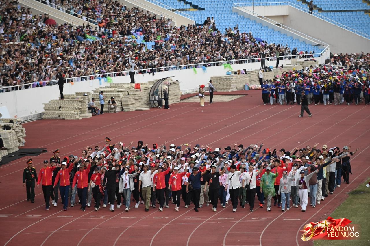 Dàn sao Việt luyện tập diễu hành tại sân Mỹ Đình: Thu Quỳnh hào hứng mong chờ 1 điều, Thanh Sơn - Khánh Vy - vợ chồng Salim góp mặt!- Ảnh 11.