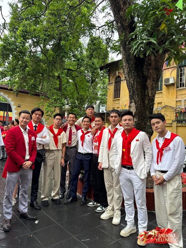 Dàn nghệ sĩ tươi rói tại Tổng duyệt diễu hành 2/9: MONO và Hoà Minzy được người dân vây kín, nữ diễn viên là Thượng uý công an gây sốt!- Ảnh 9.