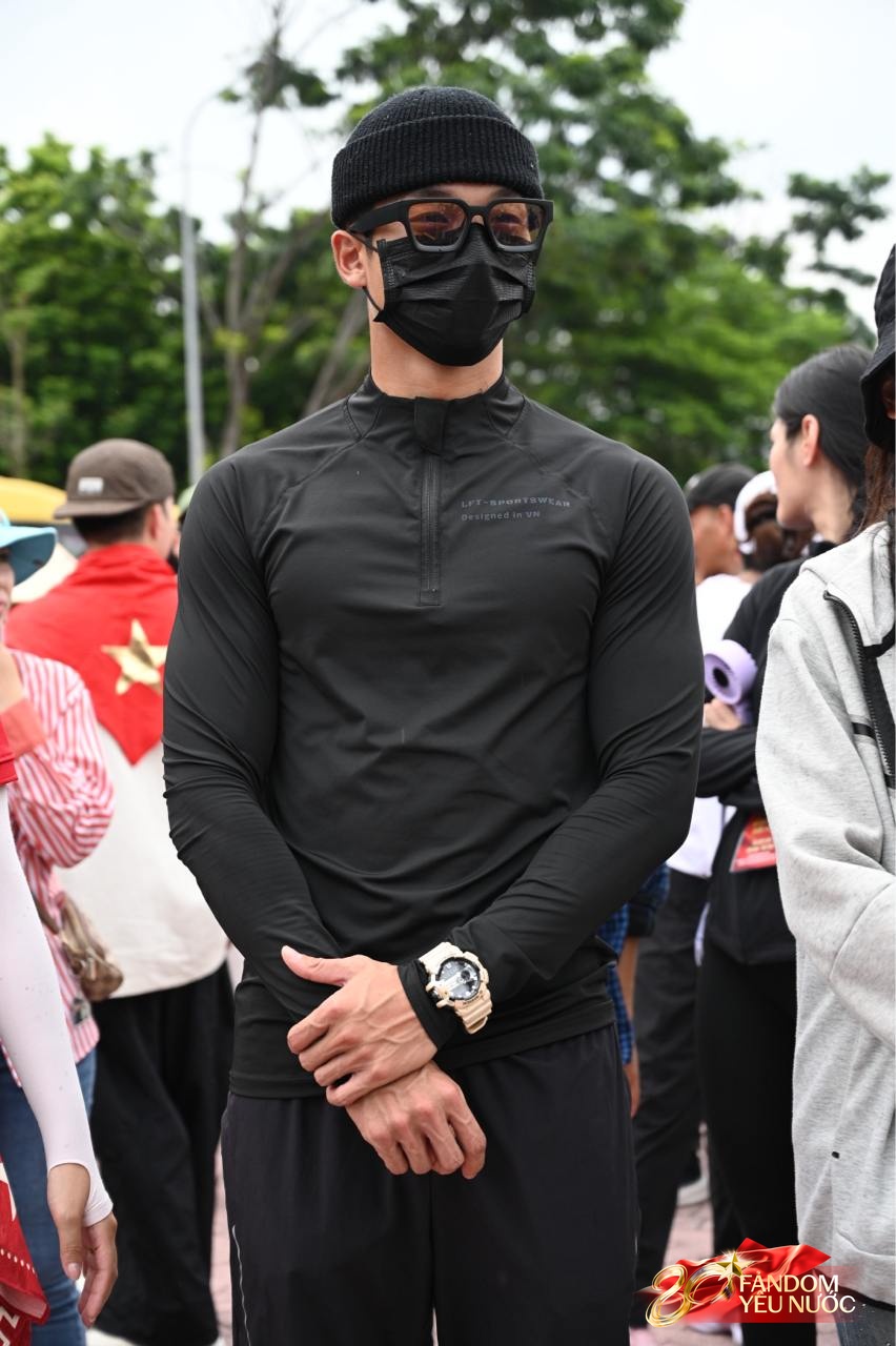 Mỹ nam cao gần 1m9 gây sốt trong buổi tập luyện diễu hành tại Mỹ Đình, mở khẩu trang mới càng ngỡ ngàng- Ảnh 1.