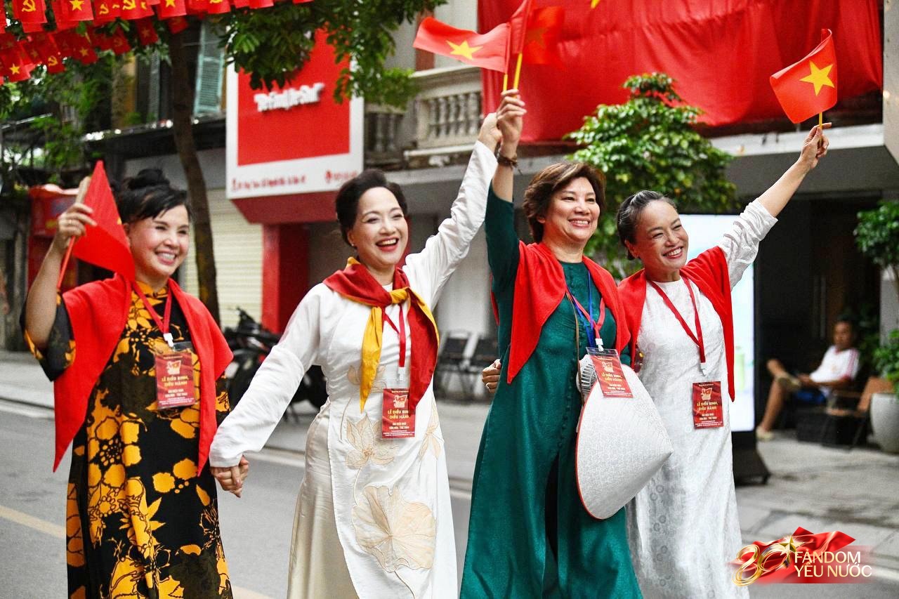 Full bộ hình dàn sao tổng hợp luyện diễu hành tại Ba Đình: Mỹ nam Vbiz nổi bần bật giữa phố, NSND Lê Khanh - Lan Hương diện áo dài đầy tự hào!- Ảnh 2.