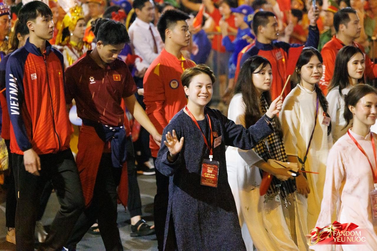 Clip: Hoàng Thuỳ Linh - Đen Vâu nối đuôi nhau sơ duyệt diễu hành, biểu cảm hân hoan cực đáng yêu gây sốt MXH!- Ảnh 12.