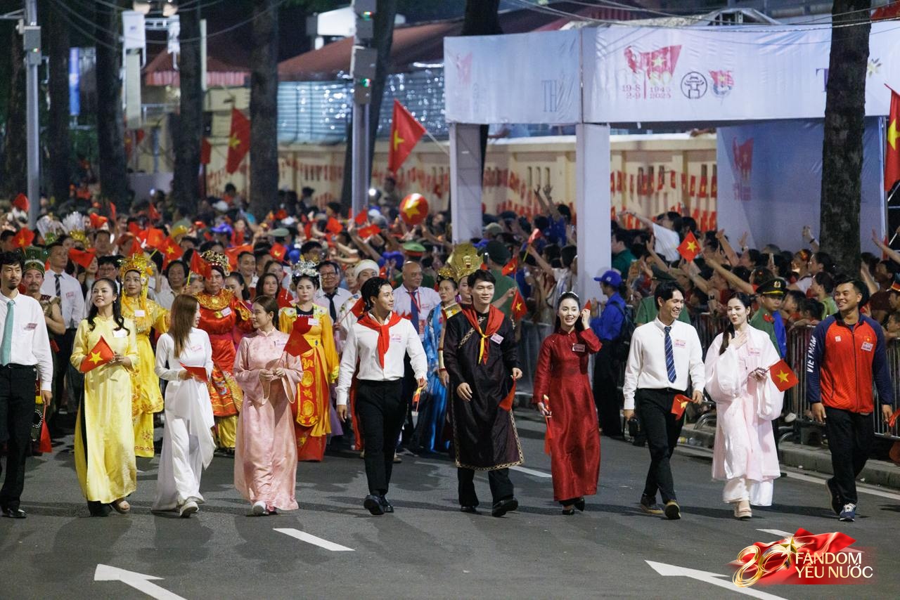 Clip: Hoàng Thuỳ Linh - Đen Vâu nối đuôi nhau sơ duyệt diễu hành, biểu cảm hân hoan cực đáng yêu gây sốt MXH!- Ảnh 5.