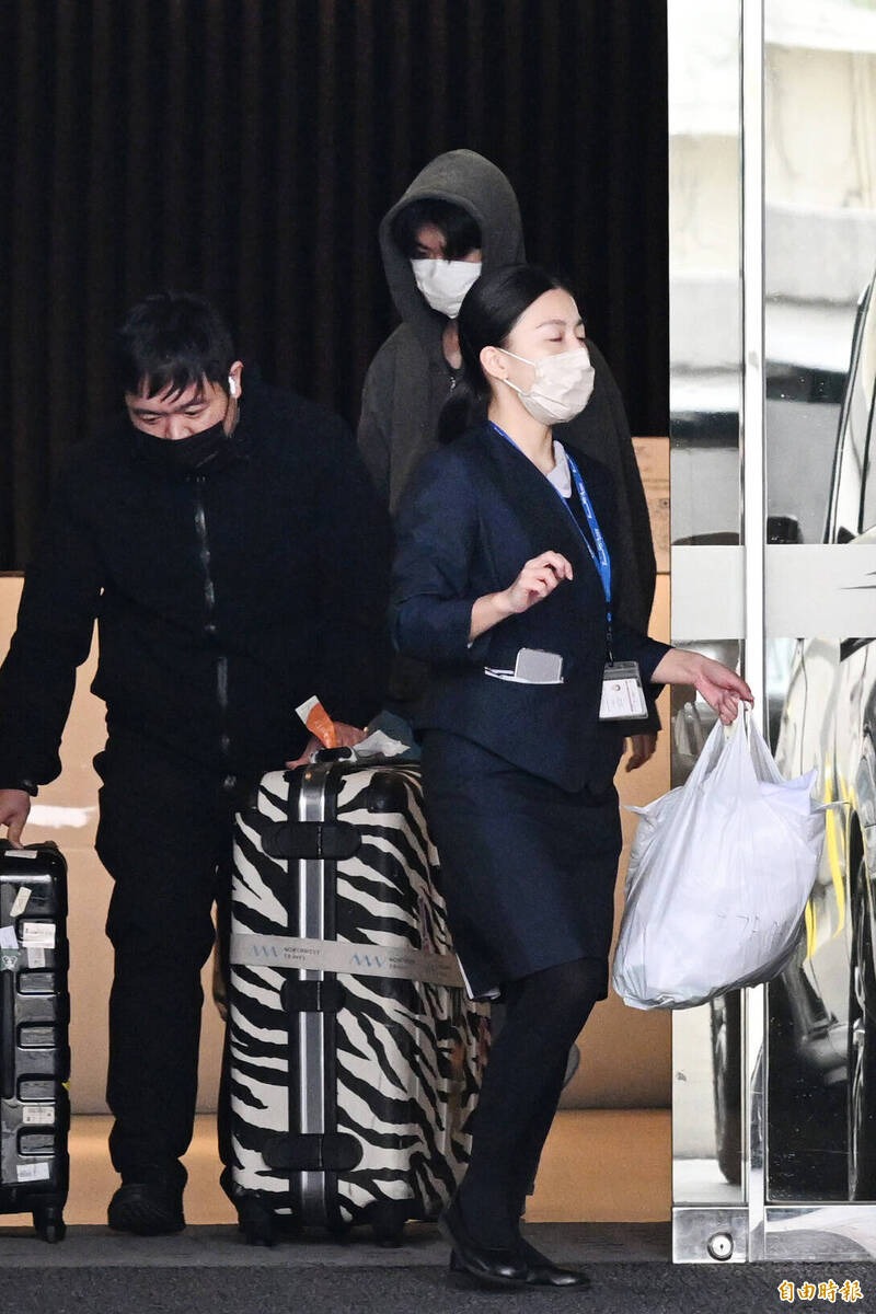 Chồng đưa tro cốt Từ Hy Viên về nước bằng máy bay riêng, gia đình bố trí đội ngũ an ninh vì 1 lý do- Ảnh 3. Chồng đưa tro cốt Từ Hy Viên về nước bằng máy bay riêng, gia đình bố trí đội ngũ an ninh vì 1 lý do- Ảnh 3.