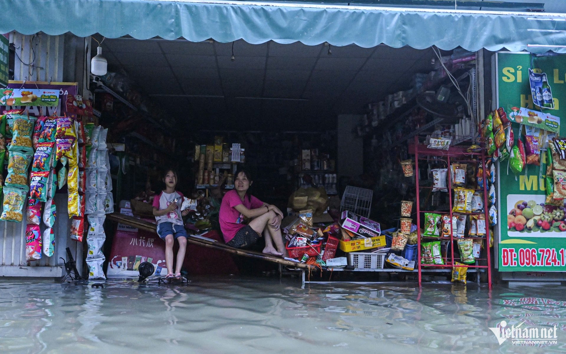 phu-do-ha-noi-1-1759370381-690-width1920height1200 36 giờ sống chung nước ngập hôi thối, người dân 'tháo chạy' khỏi khu phố Hà Nội - 2