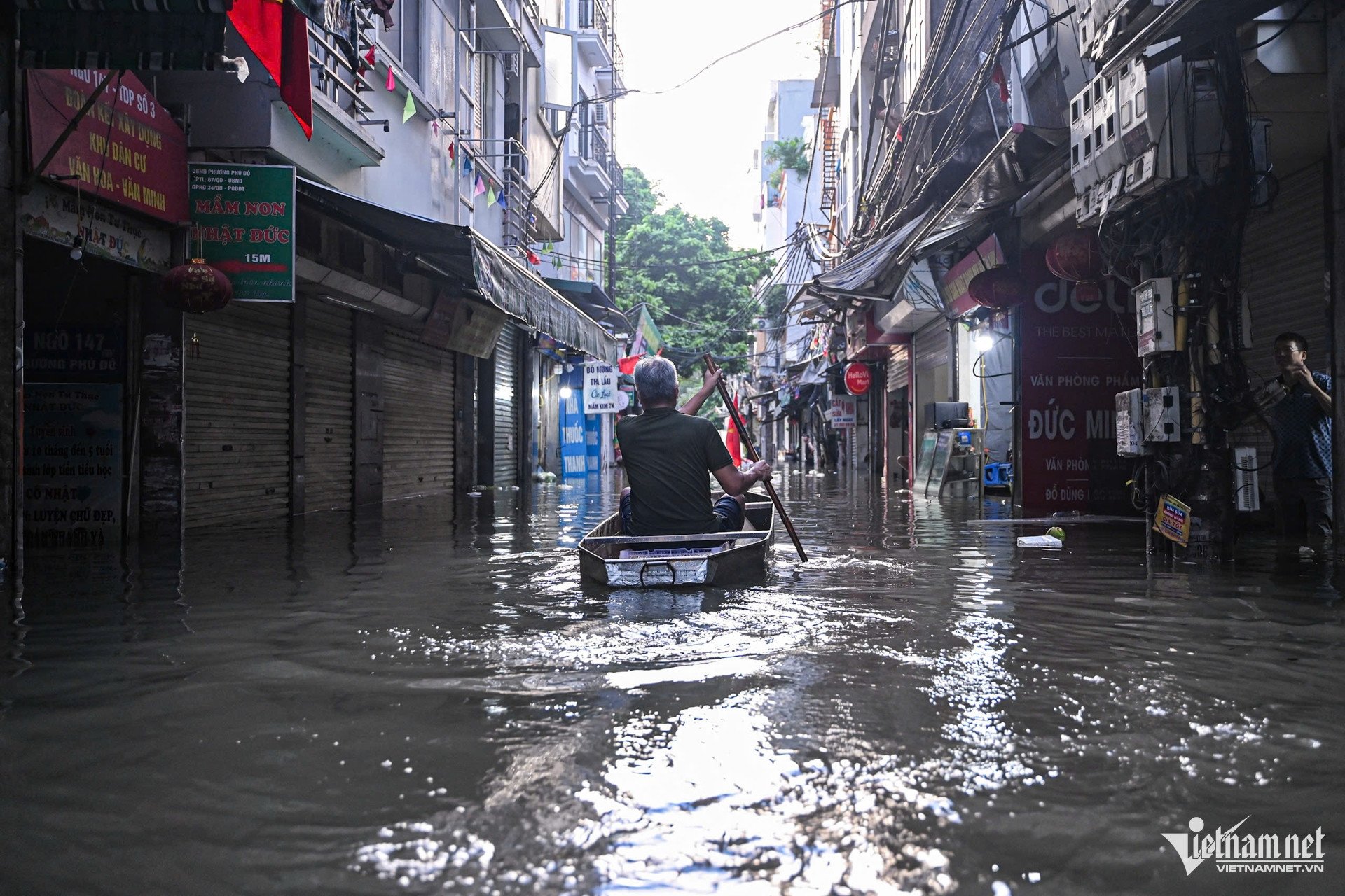 phu-do-ha-noi-3-1759370469-216-width1920height1280 36 giờ sống chung nước ngập hôi thối, người dân 'tháo chạy' khỏi khu phố Hà Nội - 12