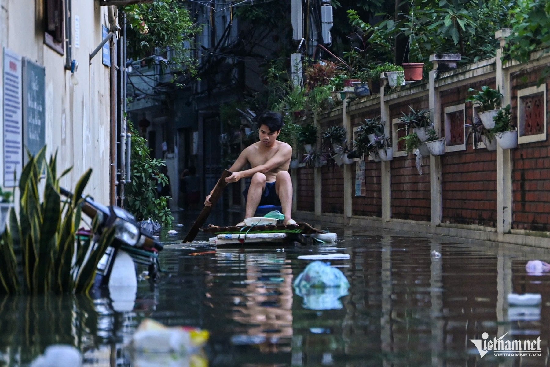 phu-do-ha-noi-4-1759370469-275-width1800height1200 Một vài người dùng thuyền, bè xốp để di chuyển, hỗ trợ chở đồ đạc cho hàng xóm. Ảnh: Huy Nguyễn