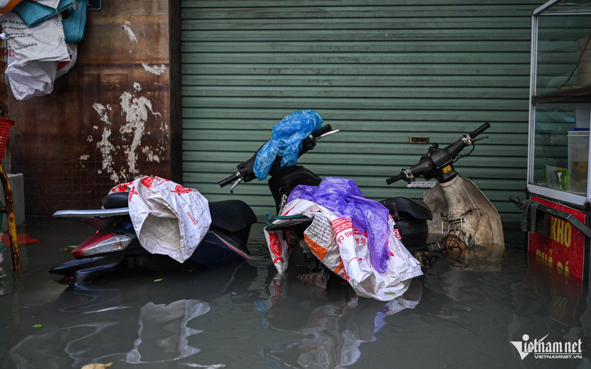 phu-do-ha-noi-5-1759370439-300-width1920height1200 36 giờ sống chung nước ngập hôi thối, người dân 'tháo chạy' khỏi khu phố Hà Nội - 6