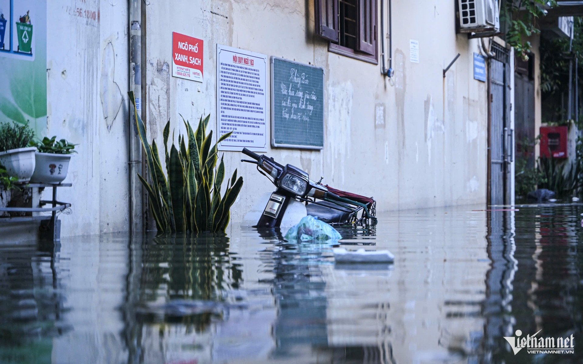 phu-do-ha-noi-6-1759370439-347-width1920height1200 Xe máy đã được kéo tới chỗ cao nhưng vẫn