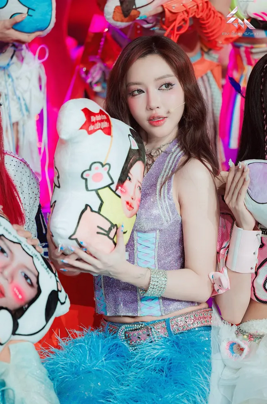 Khán giả không nghe được Bích Phương hát gì - 1