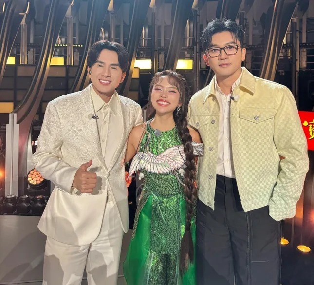 Sĩ đến hết đời: Phương Mỹ Chi được tài tử Hoàn Châu Cách Cách ôm thân mật trong khung hình chung!- Ảnh 3. Sĩ đến hết đời: Phương Mỹ Chi được tài tử Hoàn Châu Cách Cách ôm thân mật trong khung hình chung!- Ảnh 3.