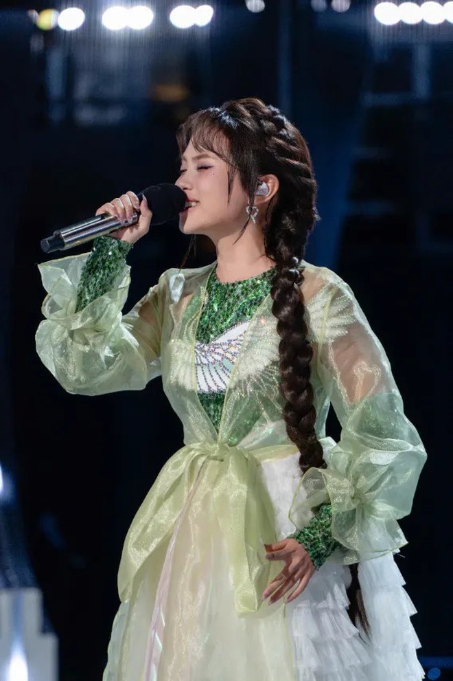 2 tháng Phương Mỹ Chi gây sốt tại show Trung Quốc: Liên tục nghi bị chèn ép và cái kết gây bức xúc!- Ảnh 3. 2 tháng Phương Mỹ Chi gây sốt tại show Trung Quốc: Liên tục nghi bị chèn ép và cái kết gây bức xúc!- Ảnh 3.