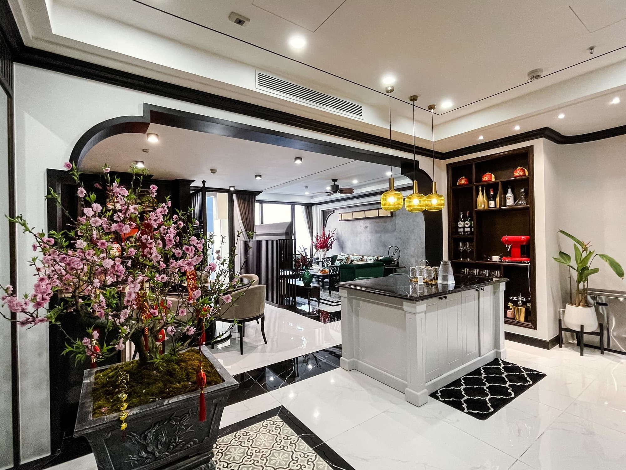 Nữ diễn viên là “phu nhân chủ tịch” gia tài tỷ đô, ở biệt thự đẹp như khu nghỉ dưỡng, mẹ 2 con cực đẹp- Ảnh 1.