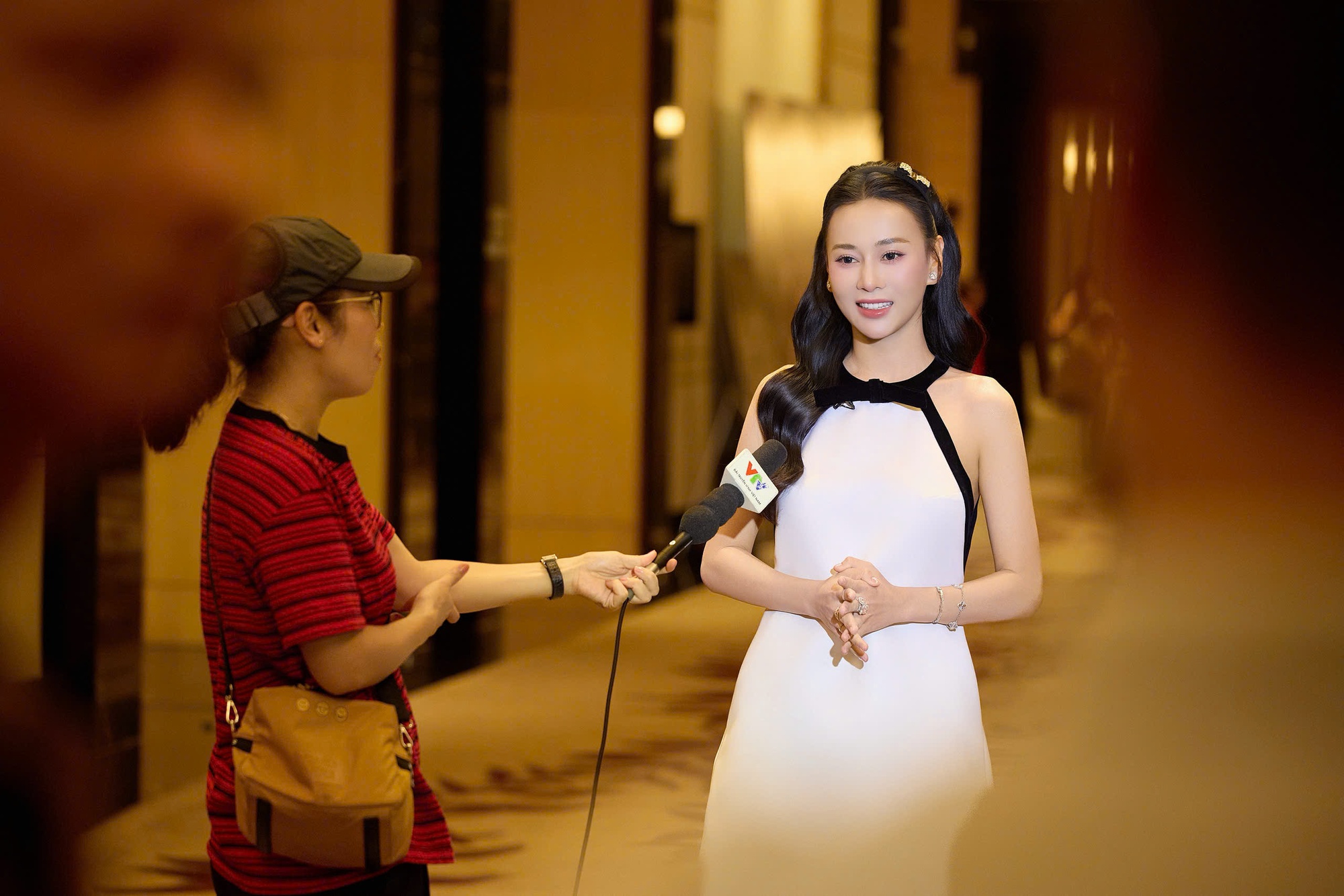 Phương Oanh công khai bóc mẽ Shark Bình: Ngoài miệng xúi vợ hôn bạn diễn nhưng thực tế thì…- Ảnh 4. Phương Oanh công khai bóc mẽ Shark Bình: Ngoài miệng xúi vợ hôn bạn diễn nhưng thực tế thì…- Ảnh 4.