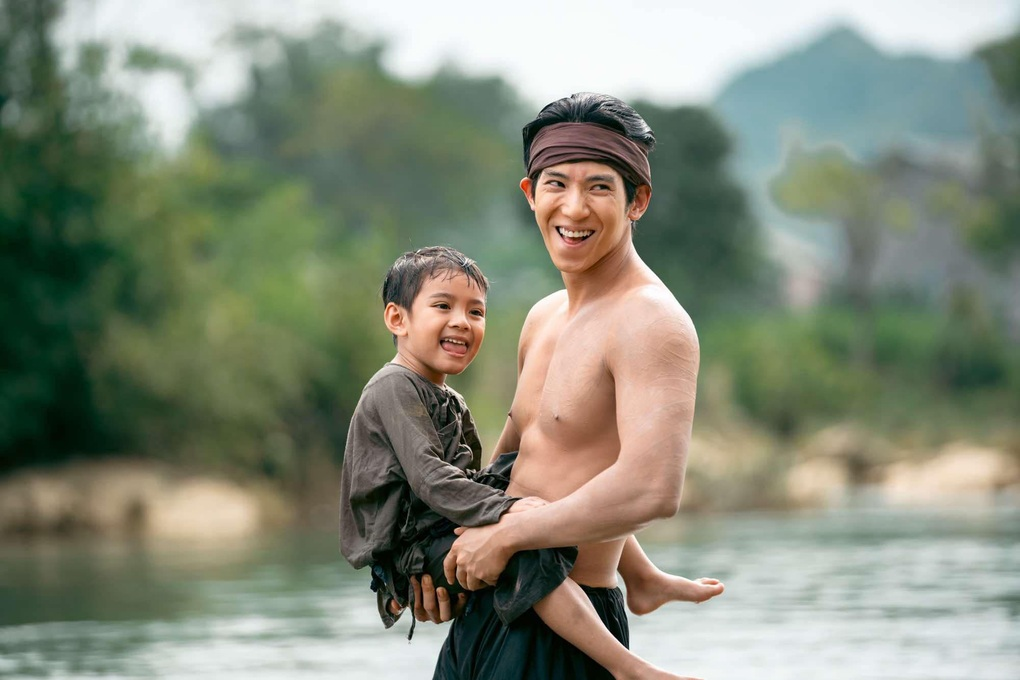 Nam chính phim top 1 phòng vé Việt gây phẫn nộ vì phá nát nguyên tác, diễn dở tới mức người xem xấu hổ giùm- Ảnh 2. Nam chính phim top 1 phòng vé Việt gây phẫn nộ vì phá nát nguyên tác, diễn dở tới mức người xem xấu hổ giùm- Ảnh 2.