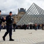 2 nghi phạm đã nhận tội trộm đồ tại bảo tàng Louvre, nhưng vẫn không ai biết 8 bảo vật đang ở đâu pi 1004758546 reutersfoto 2025 10 27t142725z 1192341098 rc2bkha32ums rtrmadp 3 france crime louvre 17618182225711998734485 208 0 3333 5000 crop 1761818228913660286103jpg
