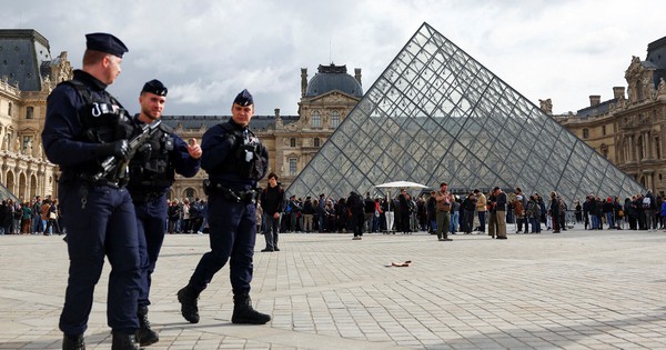 2 nghi phạm đã nhận tội trộm đồ tại bảo tàng Louvre, nhưng vẫn không ai biết 8 bảo vật đang ở đâu pi 1004758546 reutersfoto 2025 10 27t142725z 1192341098 rc2bkha32ums rtrmadp 3 france crime louvre 17618182225711998734485 208 0 3333 5000 crop 1761818228913660286103jpg