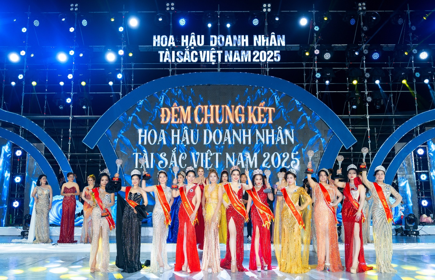 Tỏa sáng trên sân khấu, thí sinh Trần Kim Thanh xuất sắc giành danh hiệu Á hậu 2 Hoa hậu Doanh nhân Tài sắc Việt Nam 2025 - 5