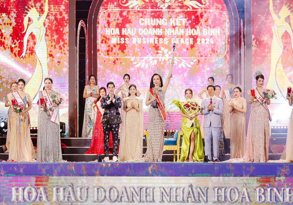 picture-13-1748246307-320-width1015height712 Mùa giải đầu tiên chứng kiến sự đăng quang của nữ doanh nhân Hoắc Thị Huyền, đến từ Bắc Giang.