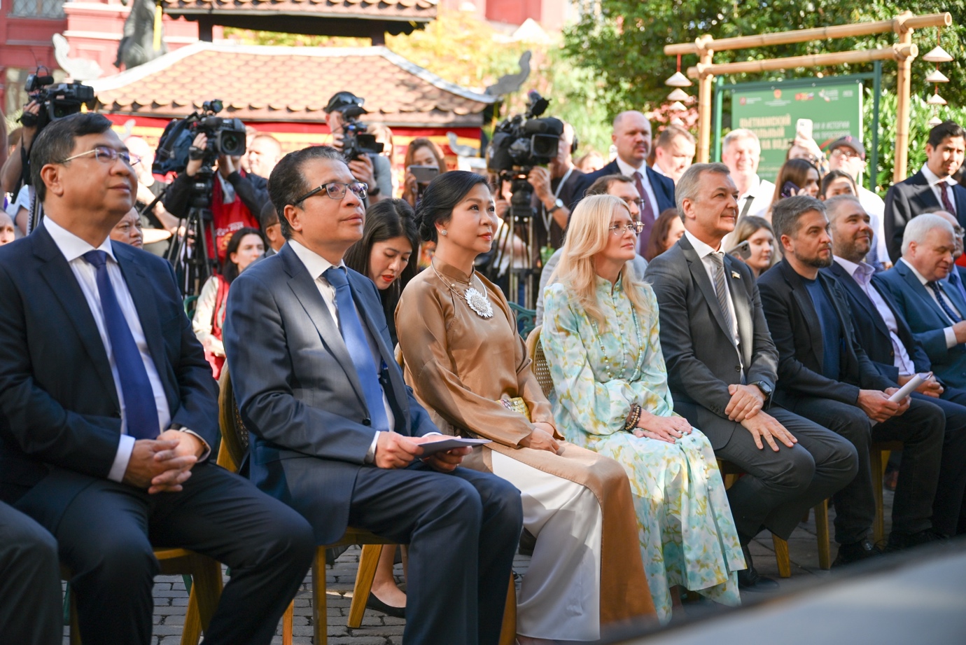 Các đại biểu tham dự lễ khai mạc.