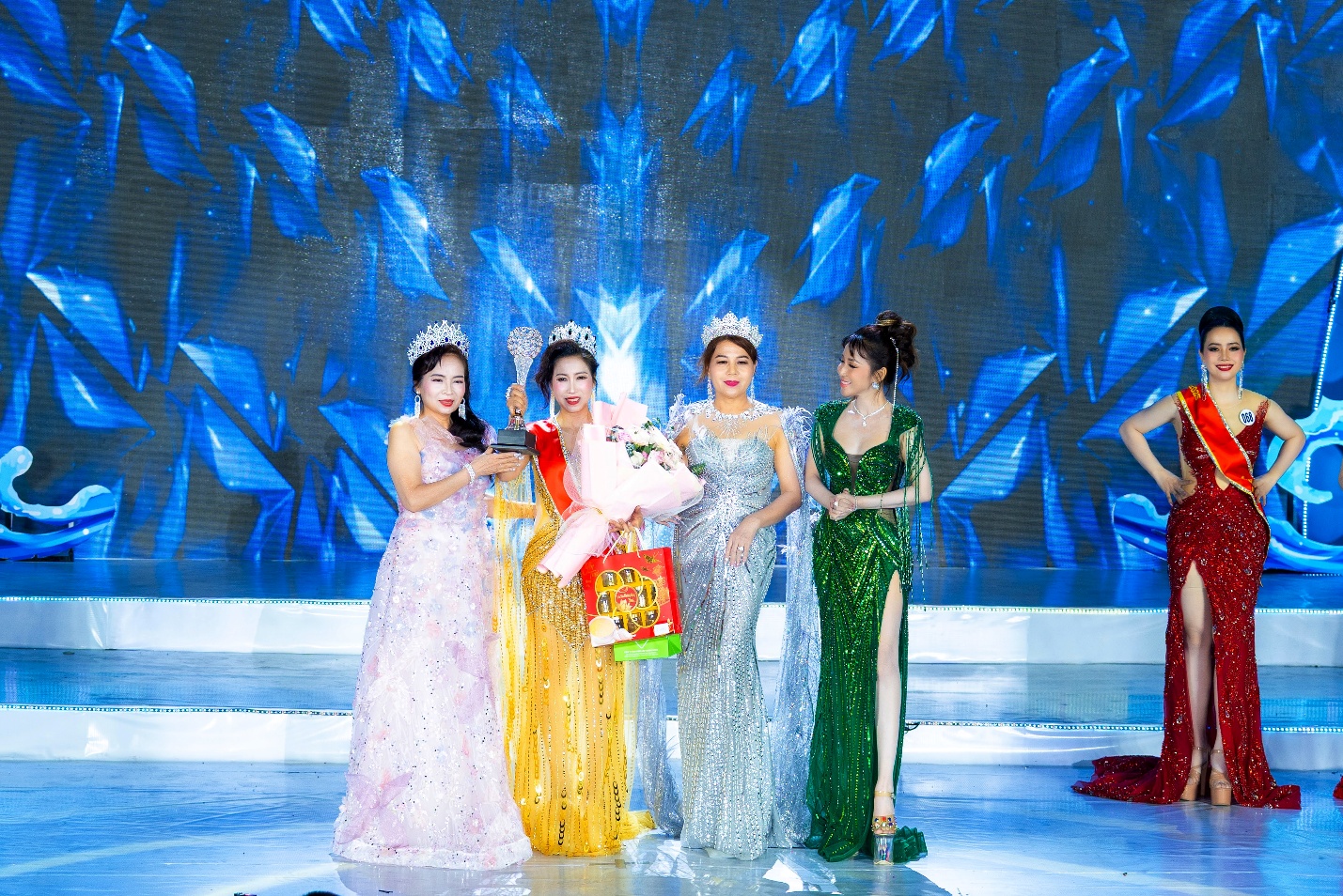 Tỏa sáng trên sân khấu, thí sinh Trần Kim Thanh xuất sắc giành danh hiệu Á hậu 2 Hoa hậu Doanh nhân Tài sắc Việt Nam 2025 - 4