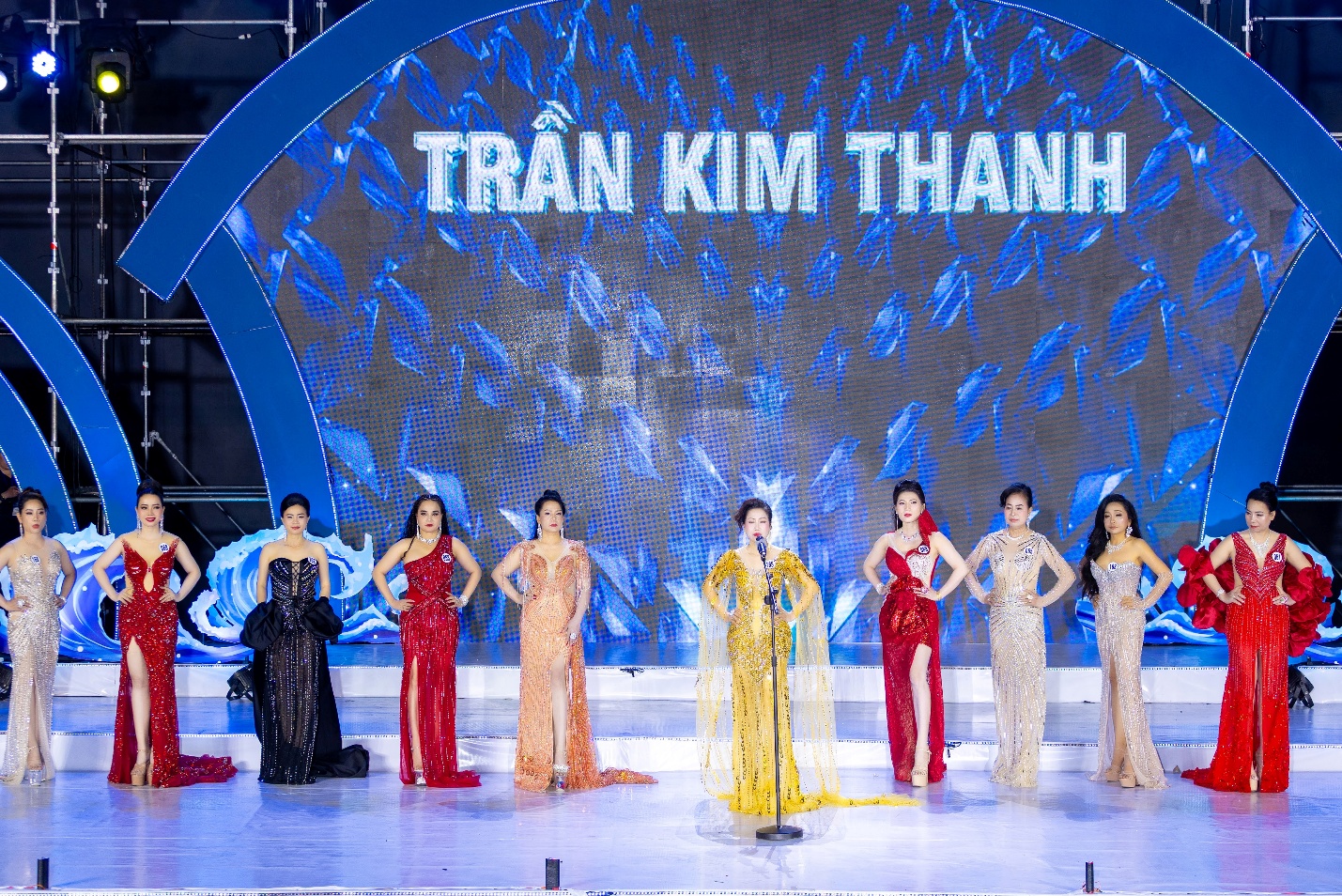 Tỏa sáng trên sân khấu, thí sinh Trần Kim Thanh xuất sắc giành danh hiệu Á hậu 2 Hoa hậu Doanh nhân Tài sắc Việt Nam 2025 - 3