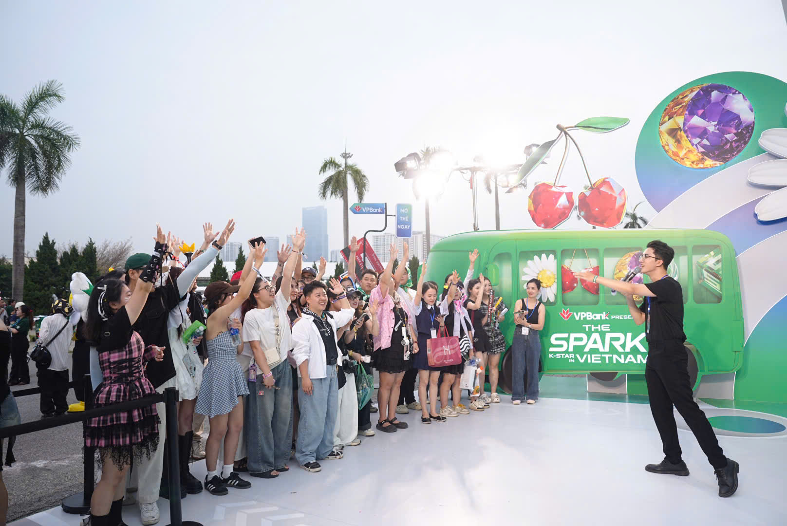 picture-92162730-1750500175-857-width1616height1080 Ai tham gia trò chơi còn được nhận ngay quà tặng “authentic” – lightstic, khăn cực xinh… Đặc biệt, fan nào “rút trúng bias” thì cả khu như vỡ tung bởi tiếng hú hét ăn mừng.