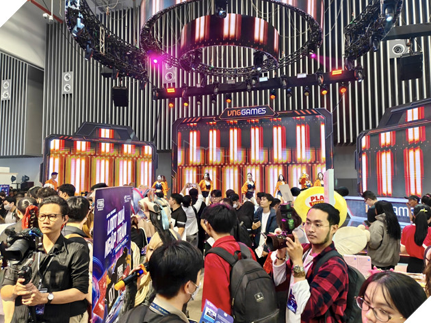 VNGGAMES Gianh Giai “Nha Phat Hanh Game Xuat Sac” 3 Nam Lien Tiep 6 Gian hàng VNGGames thu hút hàng ngàn lượt khách tham quan