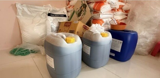 Một trung tướng người Thái Lan chỉ huy cuộc đột kích, tóm gọn đường dây sản xuất nước tương, cà phê giả quy mô lớn, tịch thu hơn 240.000 sản phẩm và loạt chai lọ, máy trộn- Ảnh 3.