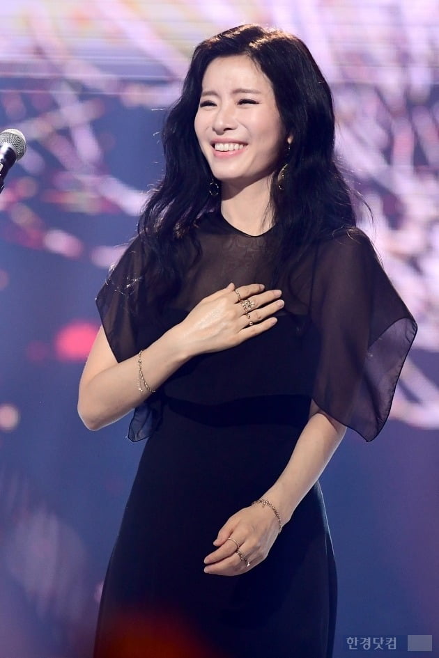 Giọng ca đỉnh hàng đầu showbiz bị phát hiện âm thầm ly hôn lần 2 với chồng vũ công- Ảnh 2.