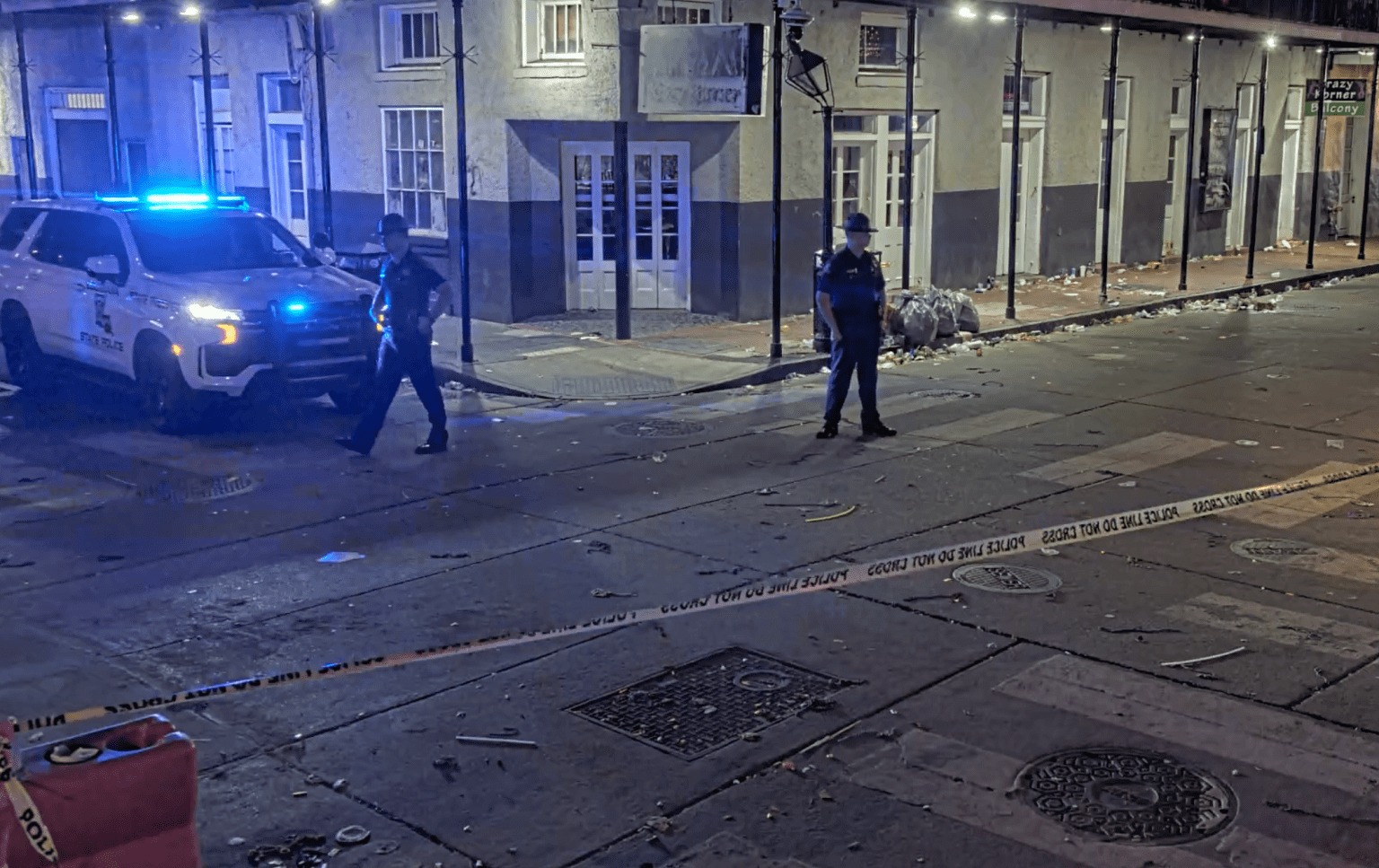 Xe điên lao vào đám đông đón năm mới tại Mỹ khiến ít nhất 45 người thương vong- Ảnh 5. Xe điên lao vào đám đông đón năm mới tại Mỹ khiến ít nhất 45 người thương vong- Ảnh 5.