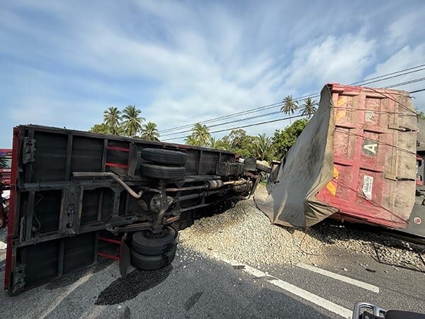 Xe tải va chạm xe cảnh sát khiến 9 sĩ quan thiệt mạng ở Malaysia, hồ sơ của tài xế gây 'choáng'- Ảnh 1.