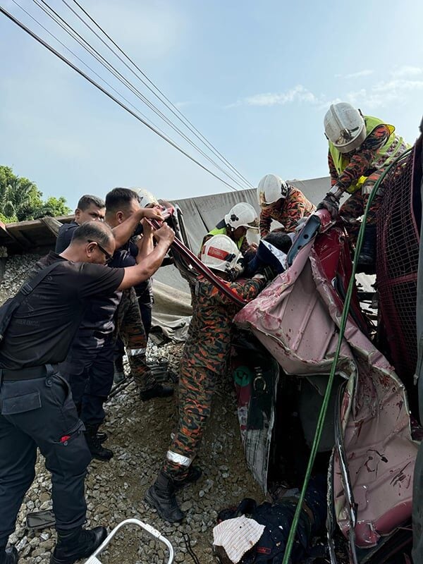 Xe tải va chạm xe cảnh sát khiến 9 sĩ quan thiệt mạng ở Malaysia, hồ sơ của tài xế gây 'choáng'- Ảnh 2.