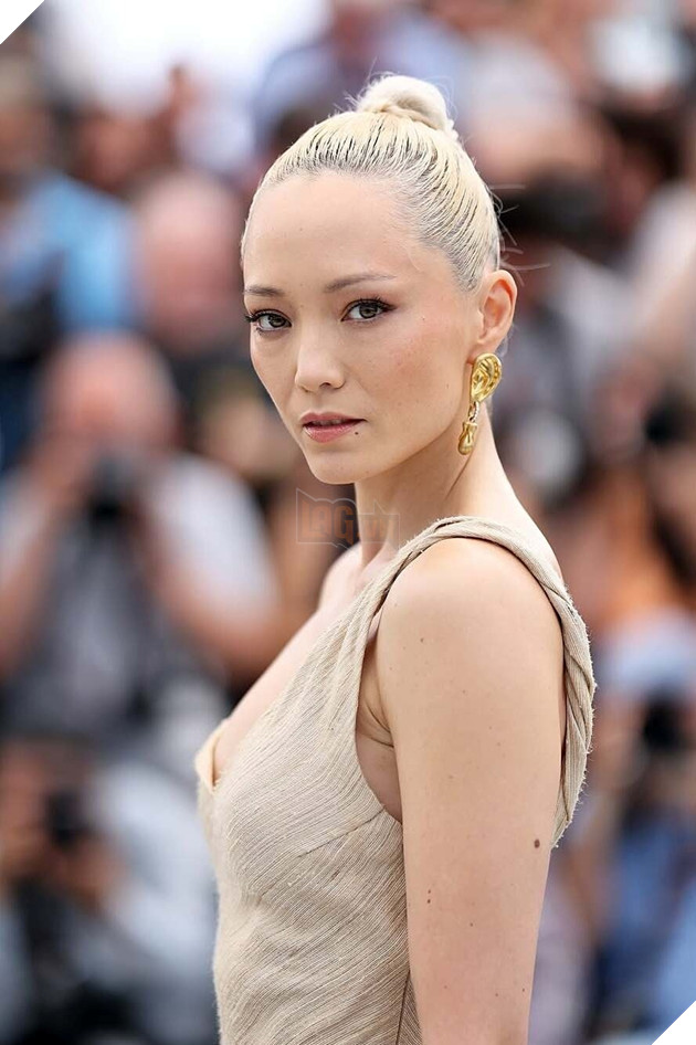 Mission: Impossible – 8 Bong Hong Trong Loat Phim Kinh Dien (Phan 2) Pom Klementieff thủ vai Paris, nhân vật có cú chuyển mình đầy bất ngờ, từ đối thủ trở thành đồng minh của Ethan Hunt (Tom Cruise đóng)