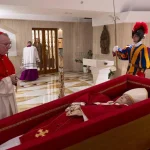 Vatican thông báo lịch trình tang lễ của Giáo hoàng Francis pope francis coffin santa marta cu 22344232969407654559885 1745368544467 17453685446952071070061