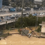 Khoảnh khắc cột điện phát nổ kinh hoàng khi rơi xuống dòng nước lũ power pole explodes flood 17639550873141569676664 1763956893891 1763956894129264253530 123 0 339 346 crop 17639571516741275448755gifpng