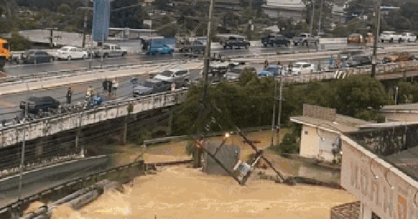 Khoảnh khắc cột điện phát nổ kinh hoàng khi rơi xuống dòng nước lũ power pole explodes flood 17639550873141569676664 1763956893891 1763956894129264253530 123 0 339 346 crop 17639571516741275448755gifpng