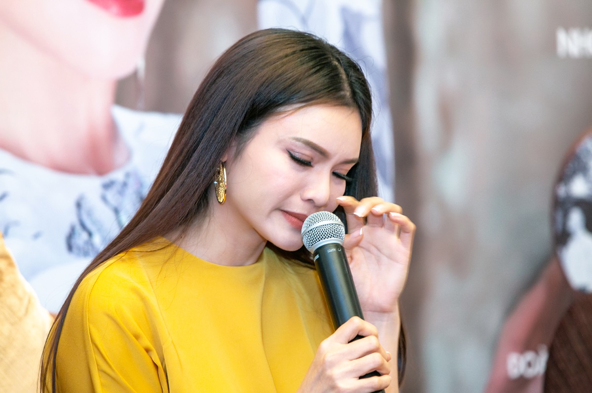 Nữ ca sĩ được phong NSND trẻ nhất nhì Việt Nam bật khóc trên truyền hình, linh cảm sẽ lấy chồng lần 3- Ảnh 2. Nữ ca sĩ được phong NSND trẻ nhất nhì Việt Nam bật khóc trên truyền hình, linh cảm sẽ lấy chồng lần 3- Ảnh 2.