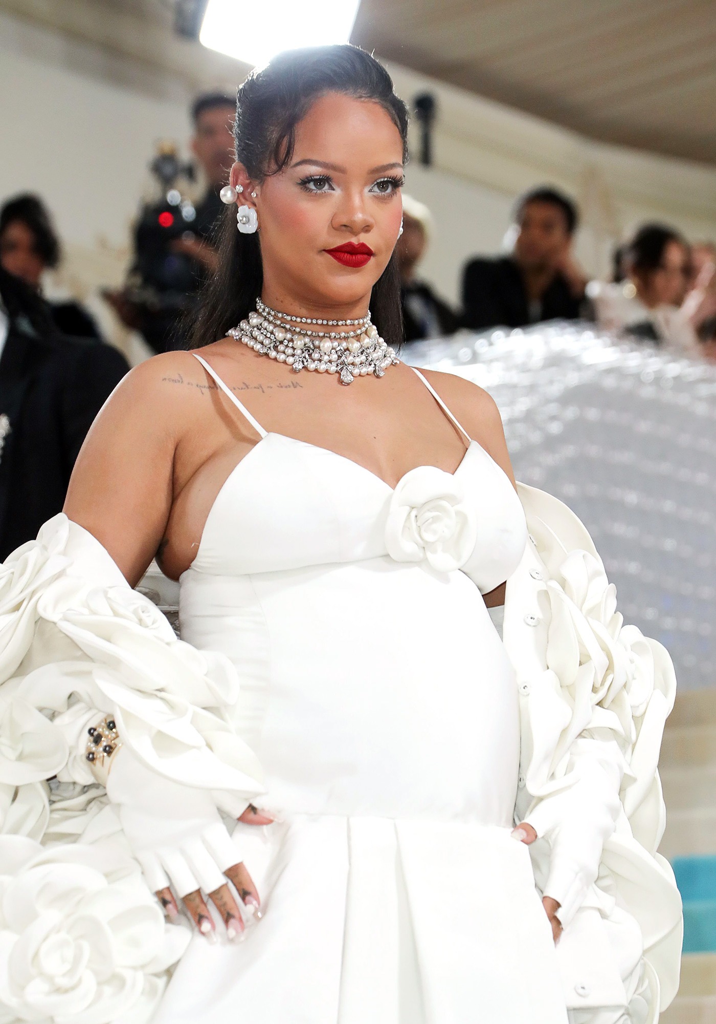 Hot: Rihanna công bố bụng bầu con thứ 3 tại