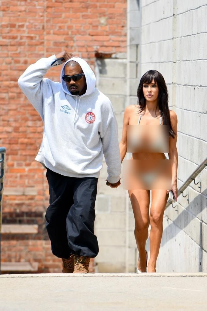 Sự thật trần trụi phía sau những màn hở hang lố lăng gây sốc của vợ Kanye West- Ảnh 1.