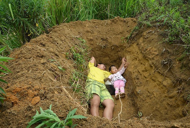 Cô bé 2 tuổi từng nằm dưới mộ mỗi ngày để Cô bé 2 tuổi từng nằm dưới mộ mỗi ngày để