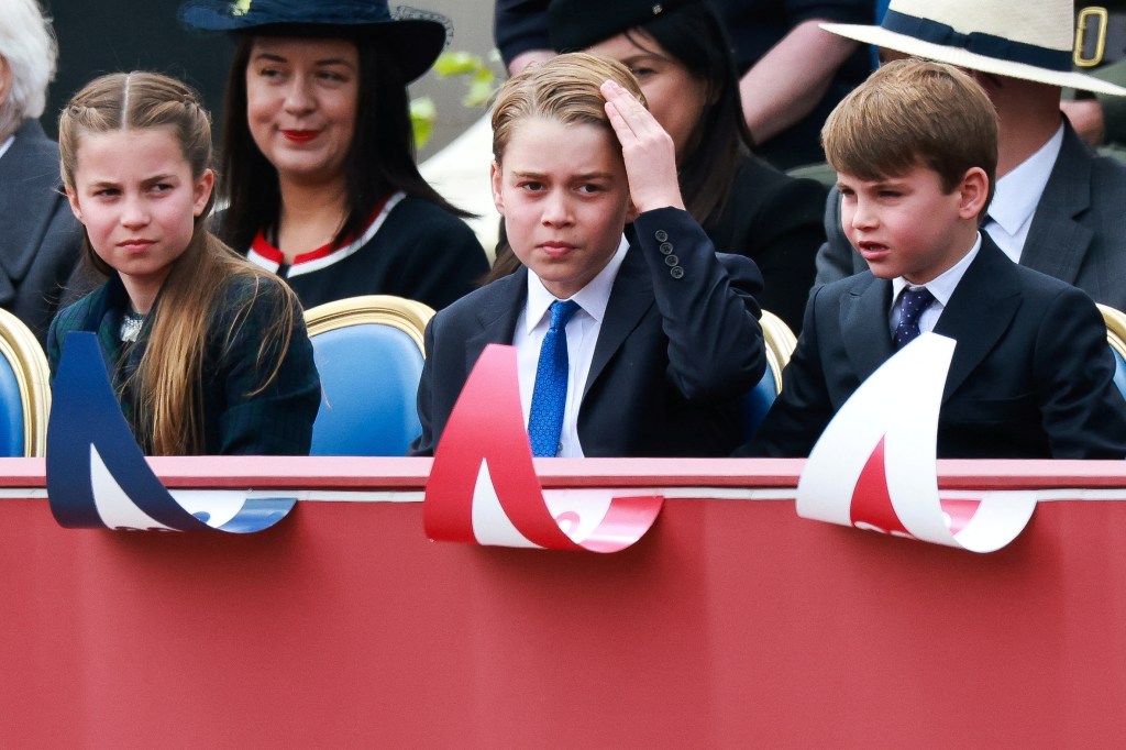 3 đứa trẻ nhà William - Kate gây chú ý khi tham gia sự kiện lớn, Hoàng tử Louis lại