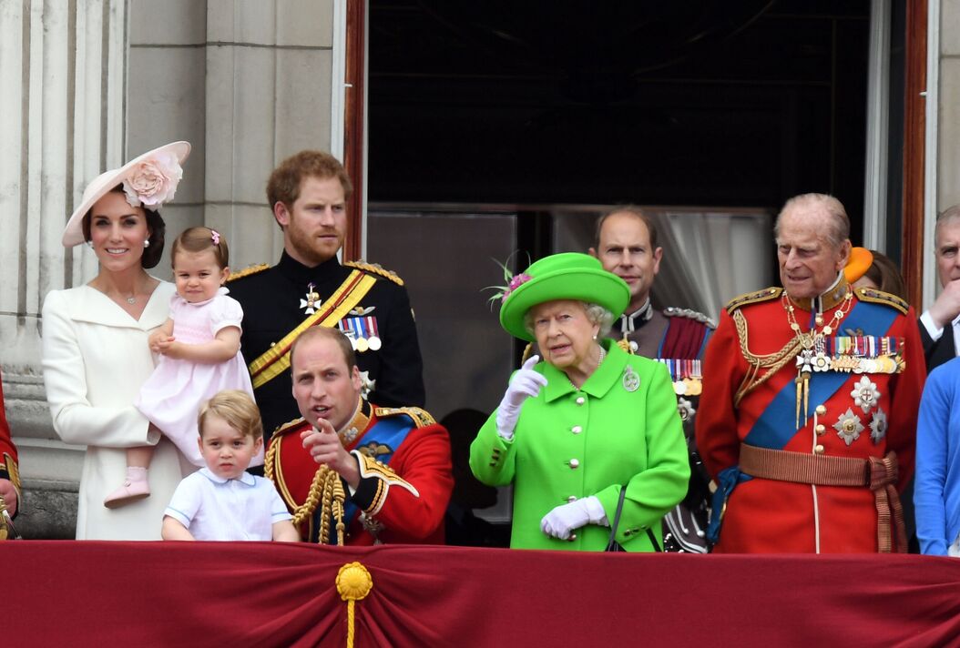 Hoàng tử George gây sốt với hành động nhỏ nhưng đầy tinh tế: Giúp cha “né phốt” trên ban công cung điện- Ảnh 2.