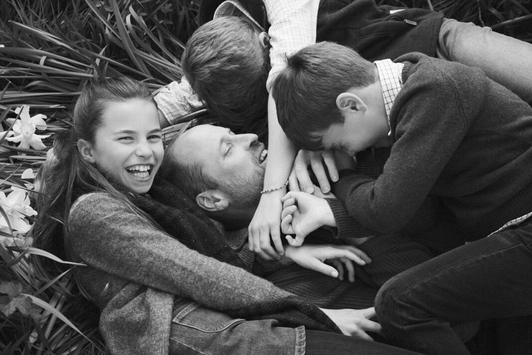 3 con nhà Vương phi Kate đăng ảnh cực yêu mừng Ngày của Cha: “Chúng con yêu cha, Papa!”- Ảnh 3.