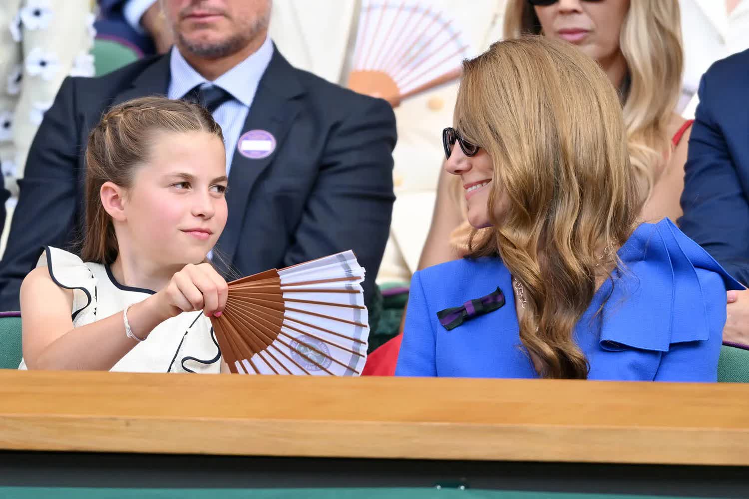 Khoảnh khắc dễ thương của Công chúa Charlotte dành cho mẹ tại Wimbledon khiến dân mạng tan chảy- Ảnh 2.