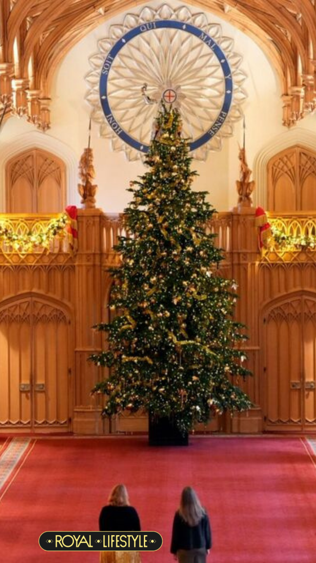 Giáng sinh cổ tích ở Lâu đài Windsor: Cây thông 6m treo 3000 bóng đèn, nhà búp bê Nữ hoàng và vé rẻ bất ngờ cho người thu nhập thấp- Ảnh 3.