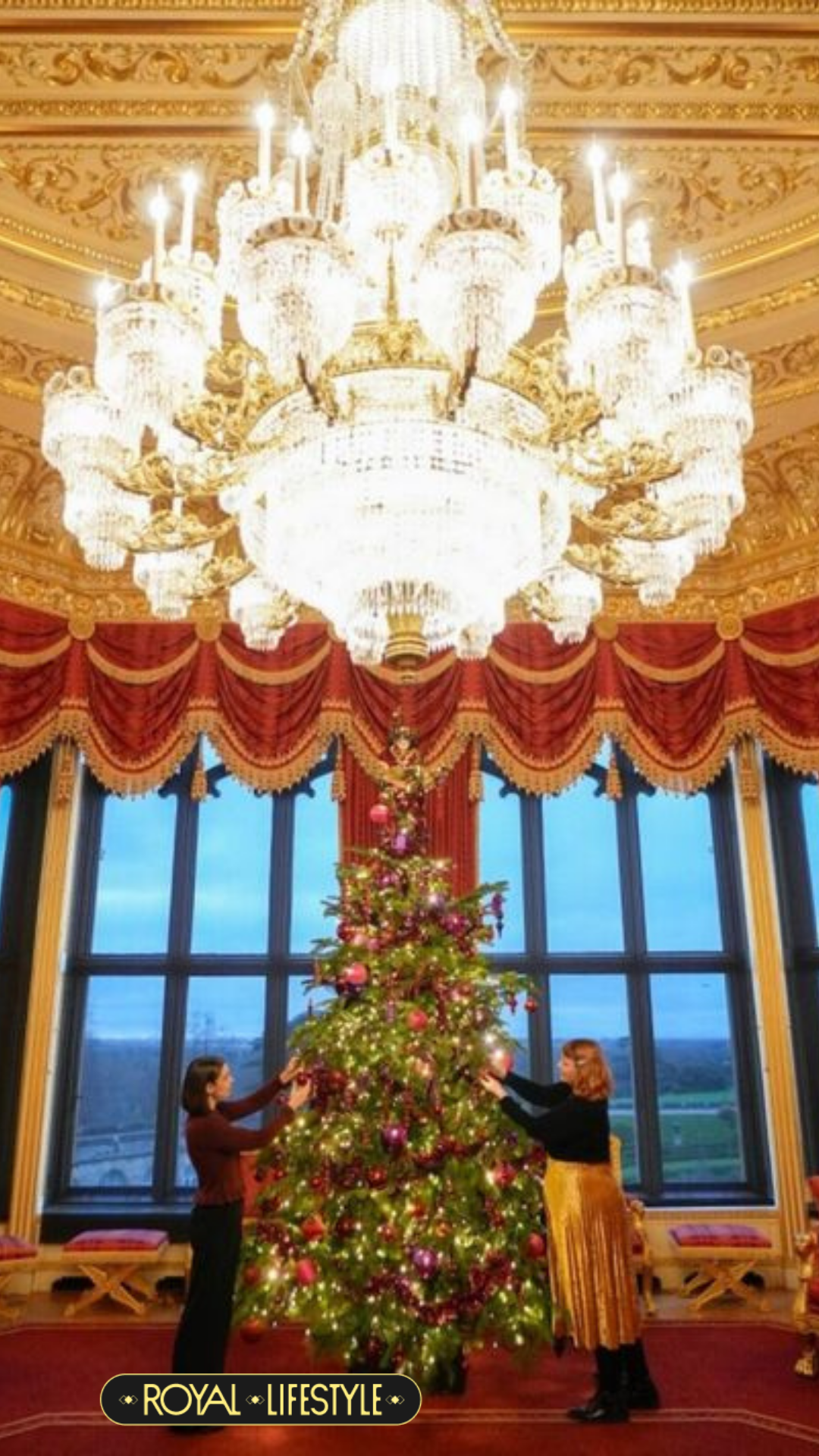 Giáng sinh cổ tích ở Lâu đài Windsor: Cây thông 6m treo 3000 bóng đèn, nhà búp bê Nữ hoàng và vé rẻ bất ngờ cho người thu nhập thấp- Ảnh 2.