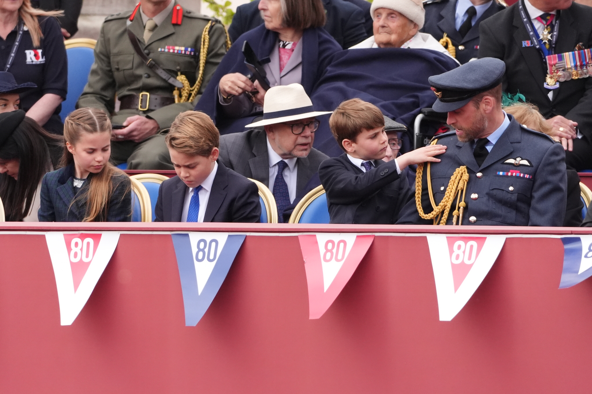 3 đứa trẻ nhà William - Kate gây chú ý khi tham gia sự kiện lớn, Hoàng tử Louis lại