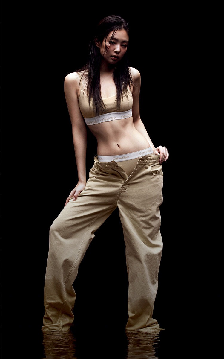 Hàng loạt ngôi sao bắt trend khoe nội y