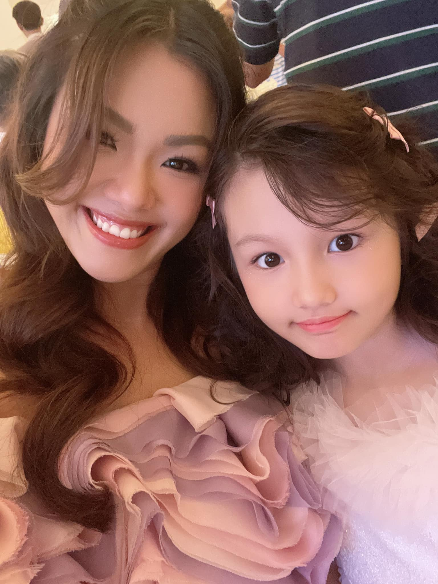 Con gái chị đẹp Phương Vy gây sốt khi xuất hiện trong MV ca ngợi vẻ đẹp phụ nữ của mẹ: Thần thái ngút ngàn, nét Con gái chị đẹp Phương Vy gây sốt khi xuất hiện trong MV ca ngợi vẻ đẹp phụ nữ của mẹ: Thần thái ngút ngàn, nét