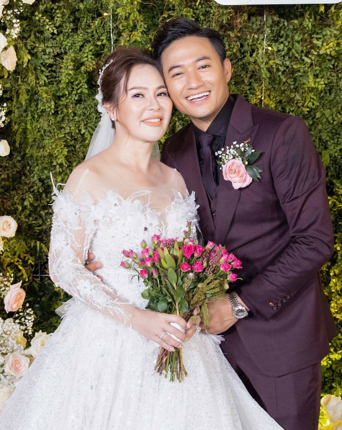 Một năm kín tiếng của Quý Bình và vợ hơn 7 tuổi- Ảnh 6. Một năm kín tiếng của Quý Bình và vợ hơn 7 tuổi- Ảnh 6.